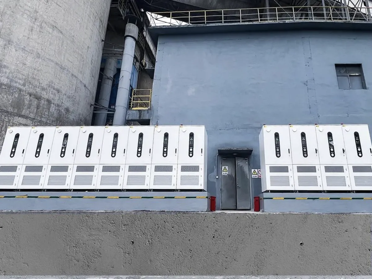 Gabinetes de almacenamiento junto a planta industrial