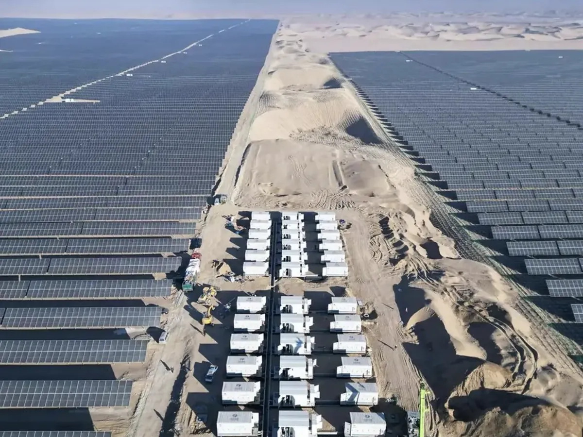 Contenedores de almacenamiento entre campos solares en zona desértica