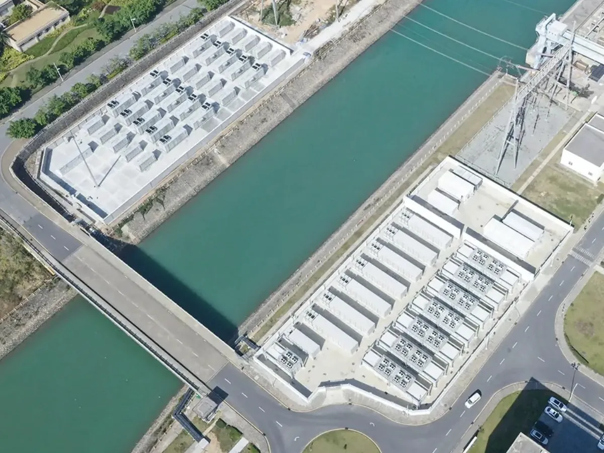 Planta de almacenamiento junto a subestación, vista aérea